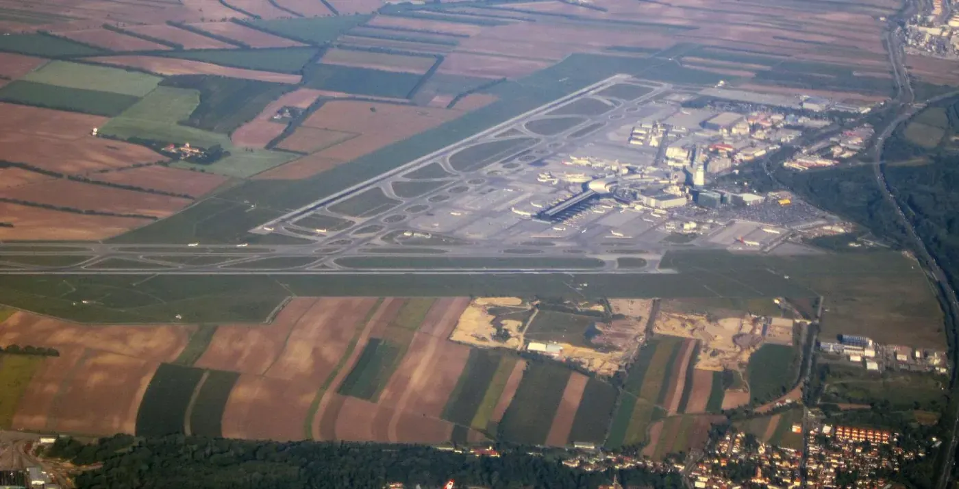 Letisko Viedeň-Schwechat z lietadla